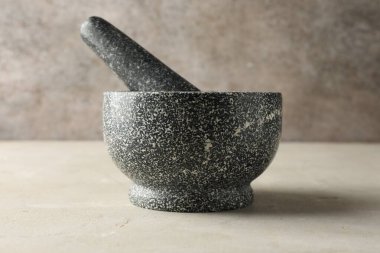 Taş havan topu ve tokmak ışık masasında, yakın çekim