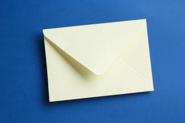 Mavi arkaplanda güzel bir davet zarfı, üst görünüm