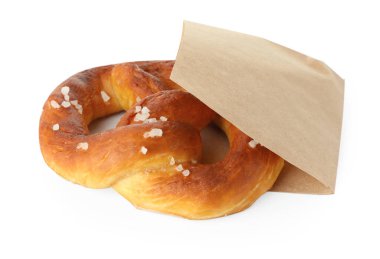 Lezzetli tuzlu kraker, beyaz pakette izole edilmiş.