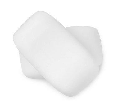 Beyaza izole edilmiş iki sabun çubuğu, üst manzara. Kişisel temizlik.