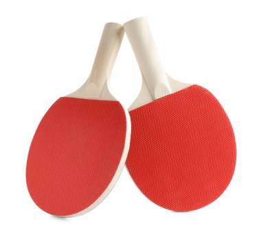 Beyaz üzerine izole edilmiş iki ping pong raketi.