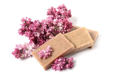 Sabun çubukları ve leylak çiçekleri izole edilmiş beyaz