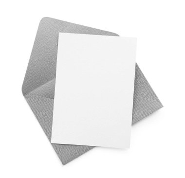 Boş davetiye kartı ve zarf beyaza izole edilmiş, üst manzara. Tasarım için boşluk