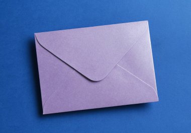 Mavi arkaplanda güzel bir davet zarfı, üst görünüm