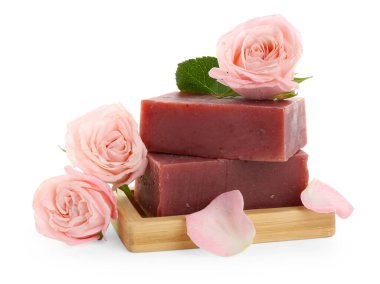 Aromatik sabun çubukları ve beyaza izole güller.