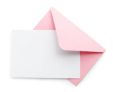 Boş davetiye kartı ve zarf beyaza izole edilmiş, üst manzara. Tasarım için boşluk