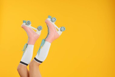 Turuncu arka planda patenli bir kadın, yakın plan. Metin için boşluk