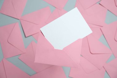 Cam yüzeyde boş davetiye ve zarf, üst manzara. Tasarım için boşluk