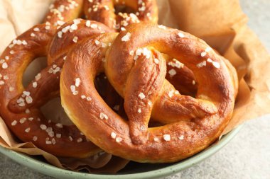 Gri masadaki tuzlu krakerler, yakın plan.