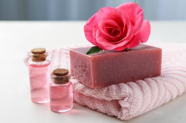 Aromatik sabun, gül, havlu ve kozmetik ürünleri açık masa üzerinde