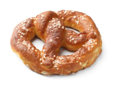 Lezzetli kraker, beyaz üzerine tuz dökülmüş.