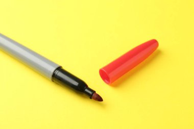 Sarı arkaplanda bir kırmızı işaret, yakın plan.