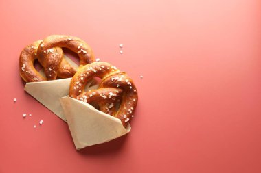 Kırmızı arka planda tuzlu krakerler, düz. Metin için boşluk