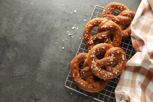 Gri masadaki tuzlu krakerler, üst manzara. Metin için boşluk