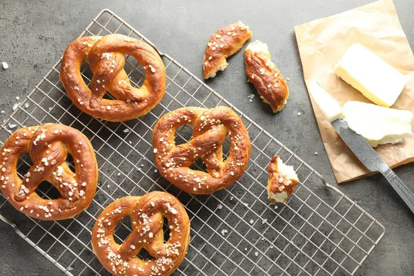 Tuz ve tereyağlı lezzetli krakerler gri masada, düz yerde.