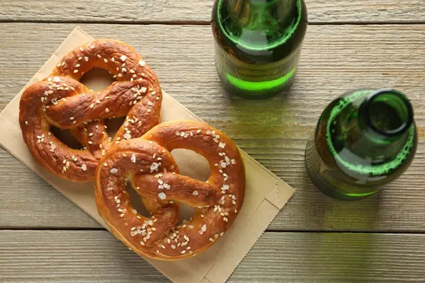 Lezzetli krakerler ve bira şişeleri ahşap masada, düz yatıyordu.