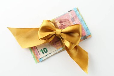 Para bonusu. Beyaz arkaplanlı Avro banknotları, üst görünüm