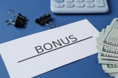 Kelime bonusu, para, hesap makinesi ve mavi arkaplan klipleri içeren kart, yakın plan