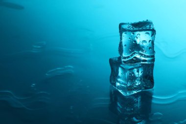 Açık mavi arkaplanda açık buz küpleri, metin için boşluk