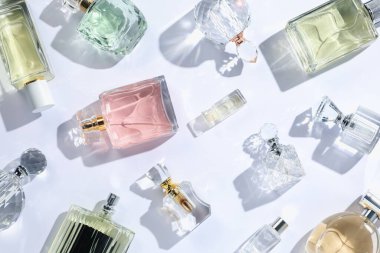 Lüks parfümler ve beyaz arka planda güzel leylak çiçekleri.