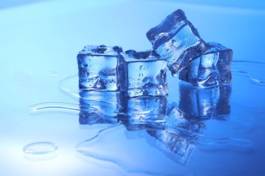 Açık mavi arkaplanda açık buz küpleri