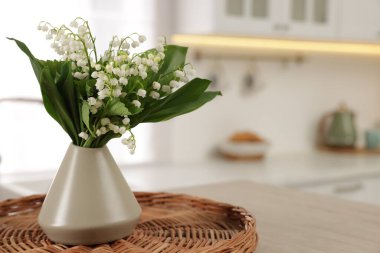 Mutfaktaki masada vazoda duran bir buket güzel zambak, yakın plan. Metin için boşluk