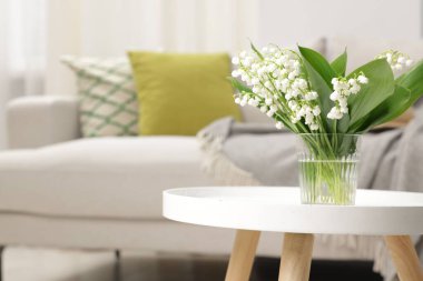 Kapalı alandaki sehpada duran bir buket güzel zambak. Metin için boşluk