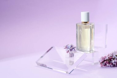 Menekşe gradyan arka planda parfüm şişesi ve leylak çiçeklerinin şık sunumu, yakın plan. Metin için boşluk