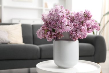 İçerideki masada vazoda güzel leylak çiçekleri, metin için boşluk.