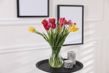 İçerideki masada güzel laleler ve dekorlar.