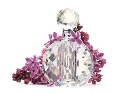 Bir şişe lüks parfüm ve beyaza ayrılmış leylak çiçekleri.