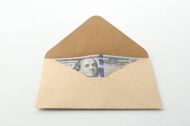 Para bonusu. Beyaz arkaplanda dolar banknotları olan zarf