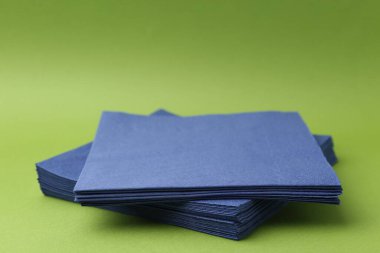 Yeşil arka planda mavi mendil yığını, yakın plan. Metin için boşluk