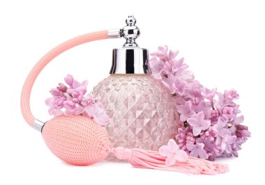 Parfüm ve güzel leylak çiçekleri beyaza izole edilmiş.