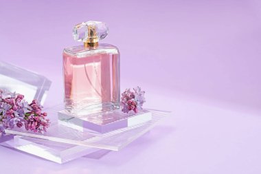 Menekşe gradyan arka planda parfüm şişesi ve leylak çiçeklerinin şık sunumu, yakın plan. Metin için boşluk