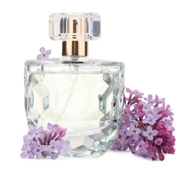 Parfüm ve güzel leylak çiçekleri beyaza izole edilmiş.