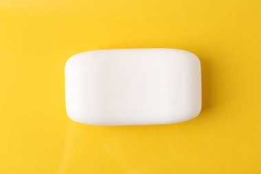 Sarı arkaplanda sabun çubuğu, üst görünüm