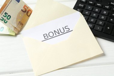 Zarf, üzerinde kelime bonusu, hesap makinesi ve euro banknotları olan kart beyaz ahşap masa, üst görünüm