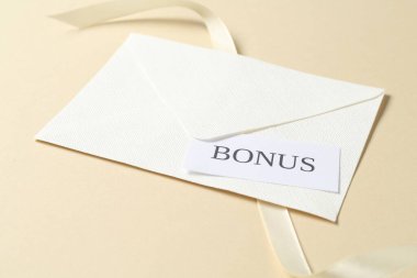 Kelime bonusu, zarf ve şerit ile bej arkaplan, yakın plan