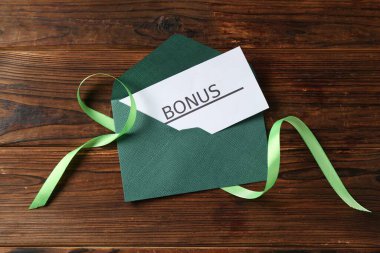 Kelime bonusu, zarf ve kurdele ile ahşap masa, üst görünüm