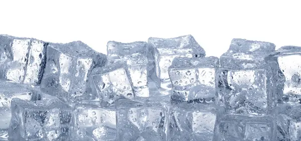 Beyaz arkaplanda berrak buz küpleri