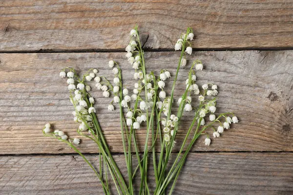 Vadideki güzel zambak çiçekleri ahşap arka planda, dümdüz uzanmış