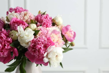 Kapalı alanda vazoda bir buket güzel şakayık, yakın plan. Metin için boşluk