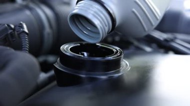 Motor yağını şişeden araba motoruna boşalt.
