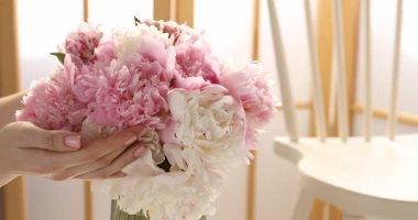 Güzel şakayıklı bir kadın, yakın plan. Metin için boşluk