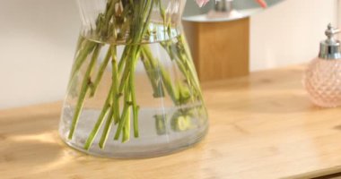 Güzel şakayıklar vazoda ve aynada ahşap gösteriş, yakın plan. Kamera yukarı hareket ediyor