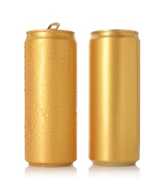 İki altın teneke kutu beyaza izole edilmiş