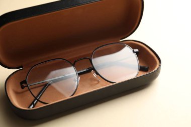 Bej arka planda şık gözlüklü çanta, yakın plan