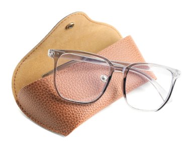 Gözlük ve çanta beyaza izole edilmiş.