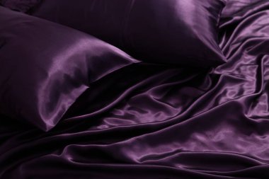 Lüks mor ipek çarşaflar arka plan olarak, yakın plan